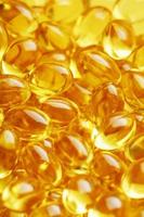 capsules de vitamine d3 dorées en gros plan en plein écran photo