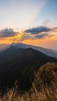 vue sur la montagne phu chi dao ou phu chee dao à chiang rai, thaïlande photo