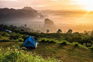 paysage de montagnes brouillard et tente parc national de phu lanka province de phayao au nord de la thaïlande photo