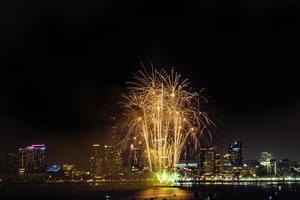 feu d'artifice coloré abstrait illumine le ciel avec un affichage éblouissant photo