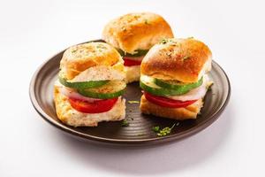sandwich au pav de style mumbai ou paav restant utilisé pour le burger de légumes photo