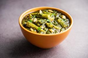 palak baby corn sabzi également connu sous le nom de curry de makai aux épinards servi avec du riz ou du roti, cuisine indienne photo