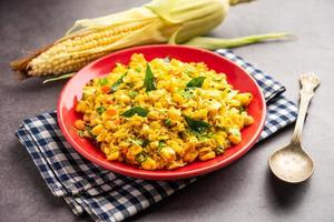 upma de maïs sucré, makai rava uppittu fait avec ou sans semoule, petit-déjeuner indien sain photo