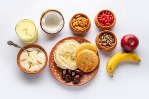 sargi - karwa chauth menu du petit déjeuner avant de commencer le jeûne ou upwas sur karva chauth, cuisine indienne photo