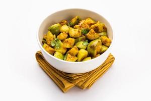 tinda de style indien ou tinde ki sabzi également appelé courge indienne, melon rond, gourde ronde indienne ou bébé citrouille indienne, farci, recette sautée sèche ou au curry photo