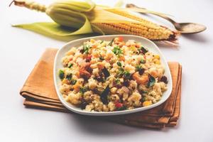 upma de maïs sucré, makai rava uppittu fait avec ou sans semoule, petit-déjeuner indien sain photo