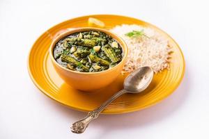 palak baby corn sabzi également connu sous le nom de curry de makai aux épinards servi avec du riz ou du roti, cuisine indienne photo