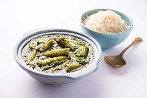 palak baby corn sabzi également connu sous le nom de curry de makai aux épinards servi avec du riz ou du roti, cuisine indienne photo