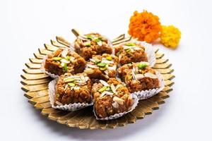 dodha barfi ou doda burfi est un bonbon indien traditionnel, qui a une texture granuleuse et caoutchouteuse photo