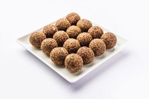 alsi pinni laddu ou laddo de graines de lin ou ladoo de jawas sains sont de délicieuses boules d'énergie sucrées indiennes photo