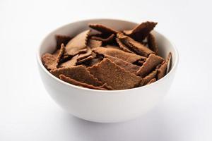 chips de ragi ou nachni ou gaufrettes de millet, collation indienne saine photo