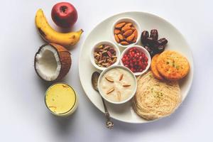 sargi - karwa chauth menu du petit déjeuner avant de commencer le jeûne ou upwas sur karva chauth, cuisine indienne photo