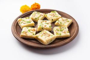 lait en poudre barfi également connu sous le nom de mava burfi, khoya burfi blanc ou barfee, aliments sucrés indiens photo