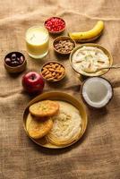 sargi - karwa chauth menu du petit déjeuner avant de commencer le jeûne ou upwas sur karva chauth, cuisine indienne photo