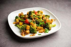 brocoli à l'indienne et aloo poriyal ou recette de légumes sautés de brocoli et de pommes de terre du sud de l'inde photo