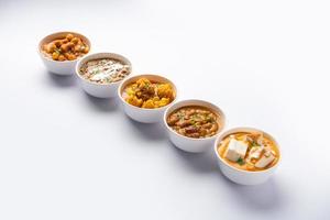 groupe de plats végétariens indiens, assortiment de plats de cuisine punjabi chauds et épicés dans des bols photo