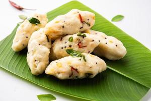 kozhukatta pidi est un en-cas cuit à la vapeur à partir de farine de riz du Kerala avec des empreintes digitales photo