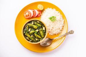 palak baby corn sabzi également connu sous le nom de curry de makai aux épinards servi avec du riz ou du roti, cuisine indienne photo