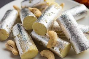 kaju roll mithai - un bonbon traditionnel royal à base de poudre de noix de cajou et de mawa avec du sucre photo