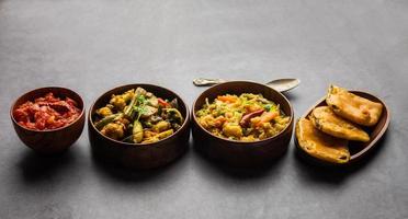 nourriture bengali bhog pour le festival indien durga puja ou pooja. khichadi, labra, chutney de tomates photo