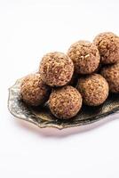 alsi pinni laddu ou laddo de graines de lin ou ladoo de jawas sains sont de délicieuses boules d'énergie sucrées indiennes photo