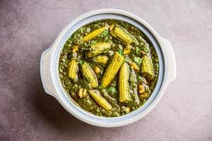 palak baby corn sabzi également connu sous le nom de curry de makai aux épinards servi avec du riz ou du roti, cuisine indienne photo