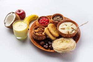 sargi - karwa chauth menu du petit déjeuner avant de commencer le jeûne ou upwas sur karva chauth, cuisine indienne photo