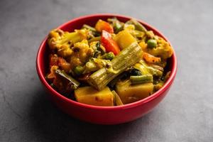 labra - plat de légumes mélangés bengali indien préparé pendant la durga puja, la lokhi puja et la saraswati puja photo