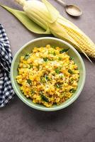 upma de maïs sucré, makai rava uppittu fait avec ou sans semoule, petit-déjeuner indien sain photo