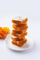 moti pak ou motichur barfi motichoor burfi est un bonbon indien populaire pour diwali, occasion spéciale photo