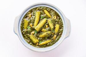 palak baby corn sabzi également connu sous le nom de curry de makai aux épinards servi avec du riz ou du roti, cuisine indienne photo