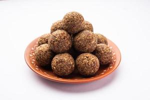 alsi pinni laddu ou laddo de graines de lin ou ladoo de jawas sains sont de délicieuses boules d'énergie sucrées indiennes photo