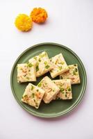 lait en poudre barfi également connu sous le nom de mava burfi, khoya burfi blanc ou barfee, aliments sucrés indiens photo