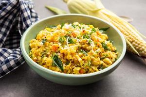 upma de maïs sucré, makai rava uppittu fait avec ou sans semoule, petit-déjeuner indien sain photo