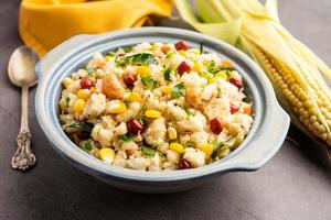 upma de maïs sucré, makai rava uppittu fait avec ou sans semoule, petit-déjeuner indien sain photo