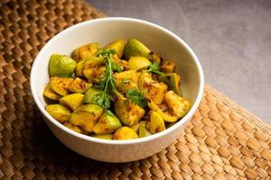 tinda de style indien ou tinde ki sabzi également appelé courge indienne, melon rond, gourde ronde indienne ou bébé citrouille indienne, farci, recette sautée sèche ou au curry photo