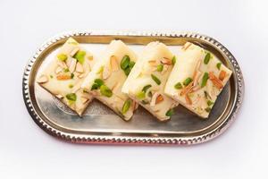 lait en poudre barfi également connu sous le nom de mava burfi, khoya burfi blanc ou barfee, aliments sucrés indiens photo