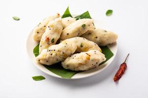 kozhukatta pidi est un en-cas cuit à la vapeur à partir de farine de riz du Kerala avec des empreintes digitales photo