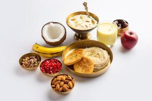 sargi - karwa chauth menu du petit déjeuner avant de commencer le jeûne ou upwas sur karva chauth, cuisine indienne photo