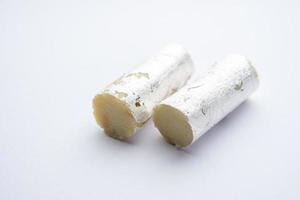 kaju roll mithai - un bonbon traditionnel royal à base de poudre de noix de cajou et de mawa avec du sucre photo