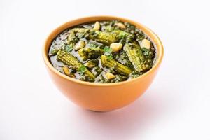 palak baby corn sabzi également connu sous le nom de curry de makai aux épinards servi avec du riz ou du roti, cuisine indienne photo