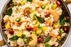 upma de maïs sucré, makai rava uppittu fait avec ou sans semoule, petit-déjeuner indien sain photo