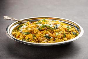 upma de maïs sucré, makai rava uppittu fait avec ou sans semoule, petit-déjeuner indien sain photo