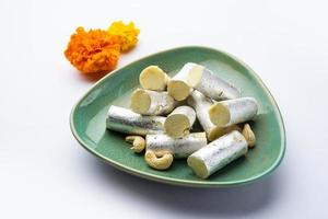 kaju roll mithai - un bonbon traditionnel royal à base de poudre de noix de cajou et de mawa avec du sucre photo