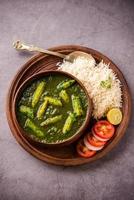 palak baby corn sabzi également connu sous le nom de curry de makai aux épinards servi avec du riz ou du roti, cuisine indienne photo