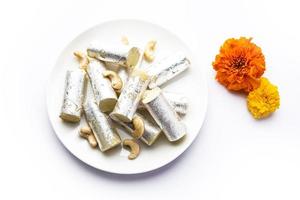 kaju roll mithai - un bonbon traditionnel royal à base de poudre de noix de cajou et de mawa avec du sucre photo