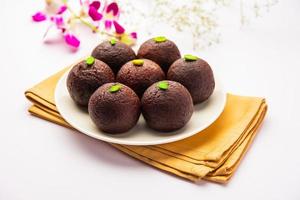 aliments sucrés indiens gulab jamun noir sucré également connu sous le nom de kala jamun, jamun noir ou confiture de kala sèche photo