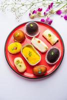 côtelette malai ou sandwich à la crème qui est un bonbon bengali, avec du kala jamun ou du gulab jamun noir photo