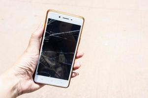 écran mobile cassé, l'écran mobile est en verre fissuré photo