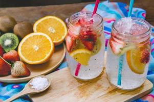 boisson gazeuse sucrée aux fraises et aux fruits pour la santé en été photo